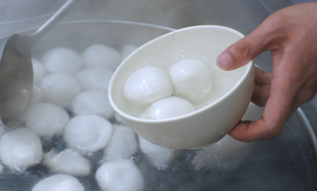 煮湯圓用冷水還是開水?都不對,教你正確做法,個(gè)個(gè)不粘鍋不露餡