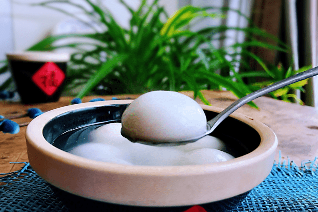 煮湯圓用冷水還是開水?都不對,教你正確做法,個(gè)個(gè)不粘鍋不露餡