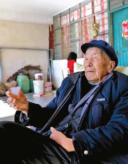 90歲高齡的施天德曾是護鄉(xiāng)五團的戰(zhàn)士，回憶起往事，老人依然思路清晰。