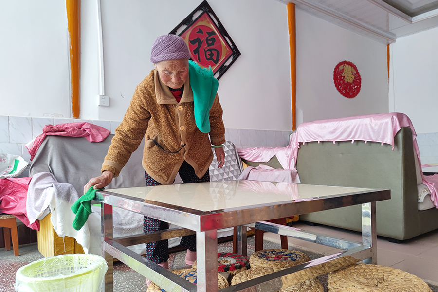87歲老人宋存弟每天早上起來(lái)就先把房間收拾干凈。.jpg