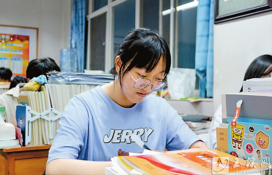 王蕾涵在晚自習上認真學習。 王蕾涵在晚自習上認真學習。