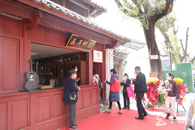 市民、游客參觀“聶耳郵局”1.jpg
