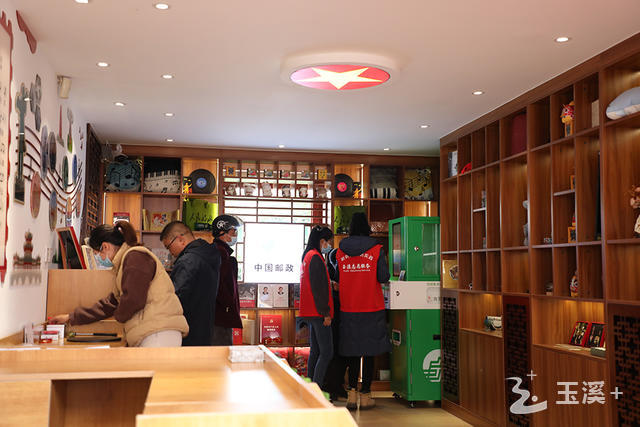 市民、游客參觀“聶耳郵局”.jpg