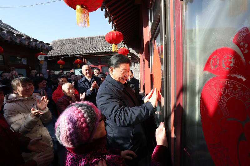 2019年2月1日,習(xí)近平總書記在北京前門東區(qū)草廠四條胡同32號院,高興地拿起一幅“福”字,親自貼到門上,給這里的老街坊們拜年。