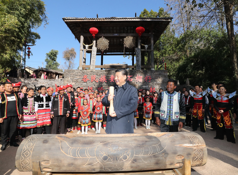 2020年1月19日下午,習(xí)近平總書記在云南省騰沖市清水鄉(xiāng)三家村中寨司莫拉佤族村廣場上,敲響三聲佤族木鼓,祝福來年風(fēng)調(diào)雨順、國泰民安。