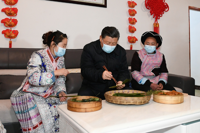 2021年2月3日下午,習(xí)近平總書記在貴州省畢節(jié)市黔西縣新仁苗族鄉(xiāng)化屋村苗族村民趙玉學(xué)家,同趙玉學(xué)一家邊聊家常邊制作當(dāng)?shù)貍鹘y(tǒng)節(jié)日食品黃粑。