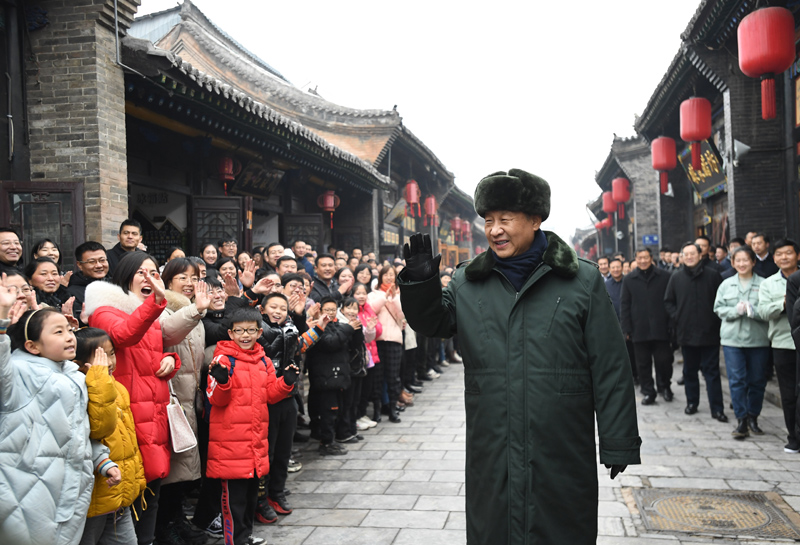 2022年1月27日上午,習(xí)近平總書記到山西省平遙古城向現(xiàn)場群眾揮手致意,給大家拜年。