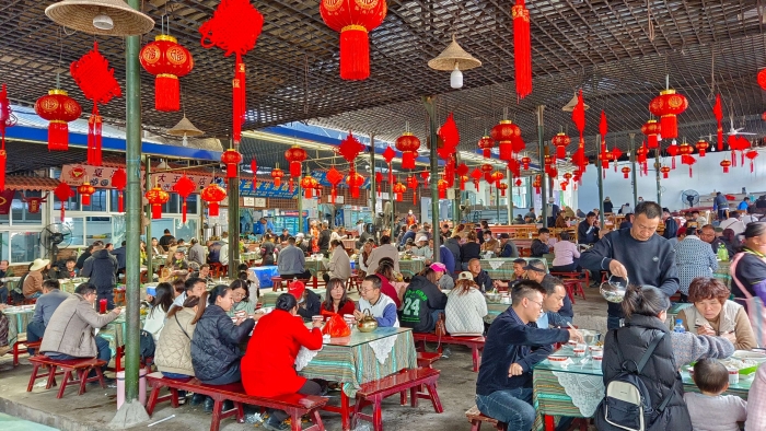 2023-1-26 云南新平:湯鍋特色美食受歡迎 商家做好供應(yīng)保障 (4).jpg