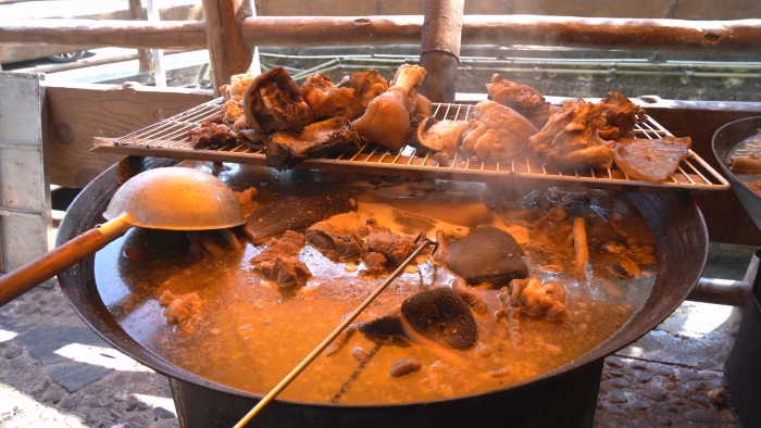 2023-1-26 云南新平:湯鍋特色美食受歡迎 商家做好供應(yīng)保障 (2).jpg