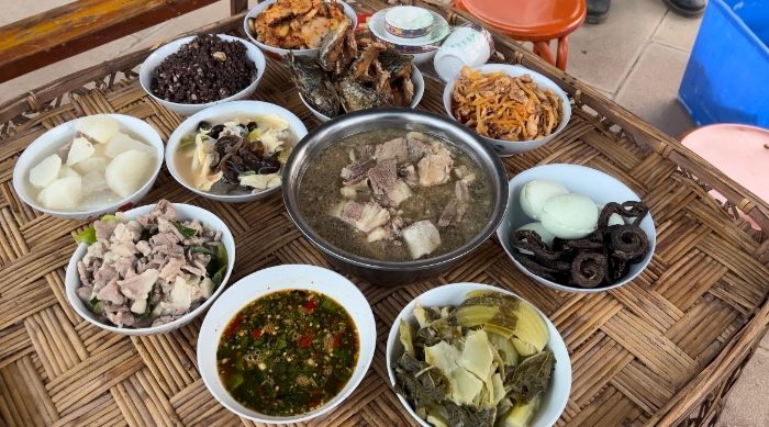 傣家殺豬飯迎新春 篝火晚會年味足