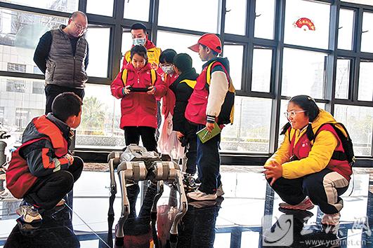體驗(yàn)操控智能機(jī)器狗。