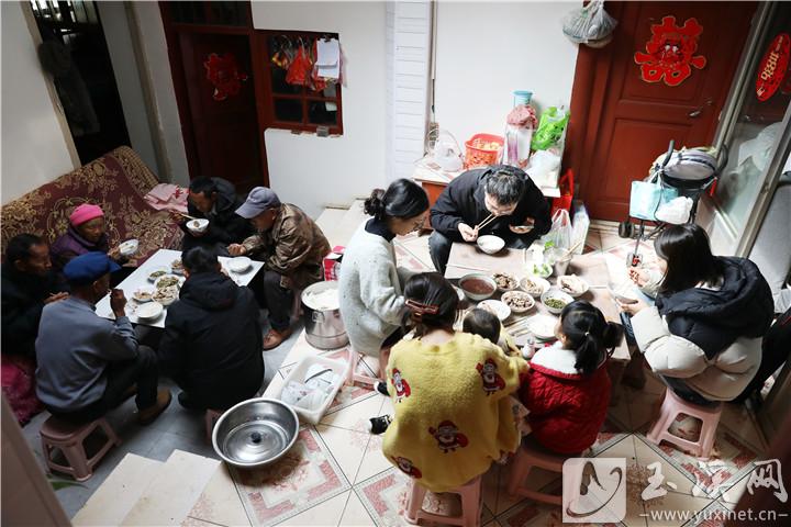 忙碌一早上，菜肴備齊，大家圍坐一起開始吃殺豬飯。