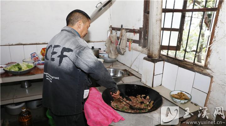 灶房里，掌勺師傅正在翻炒小炒肉。