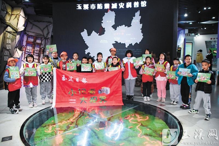參觀防震減災(zāi)科普館。