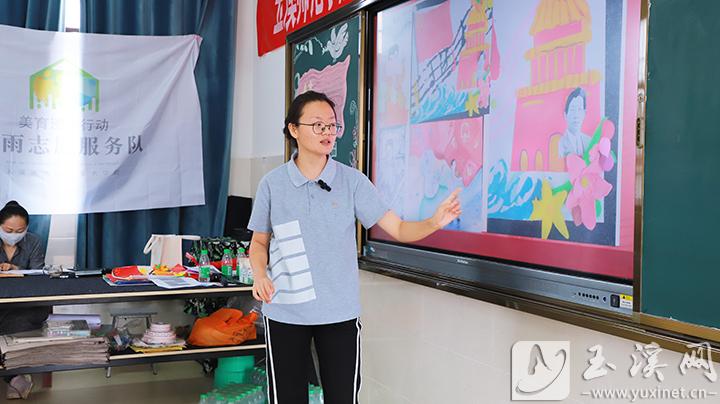 服務(wù)隊(duì)將“聶耳和國(guó)歌的故事”融入教學(xué)中，激發(fā)學(xué)生的愛(ài)國(guó)情懷。