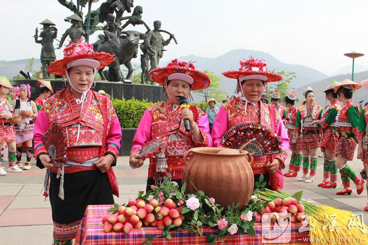 今年花腰傣風(fēng)情沐浴節(jié)上的傳統(tǒng)祈福儀式。記者 史樺 攝