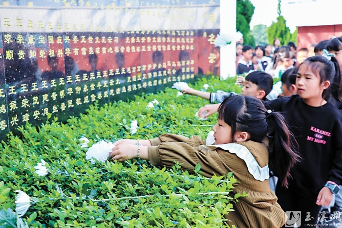 向英烈敬獻(xiàn)小白花。