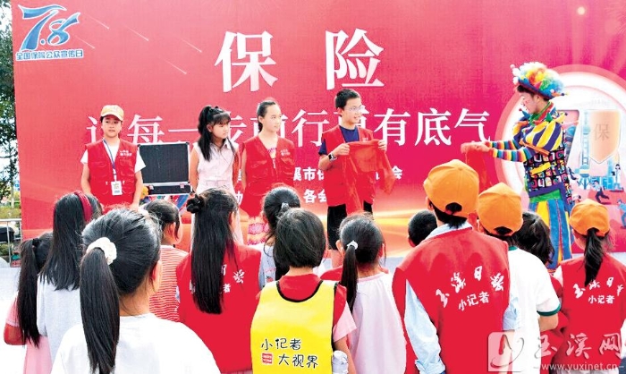 小記者們參與互動(dòng)。
