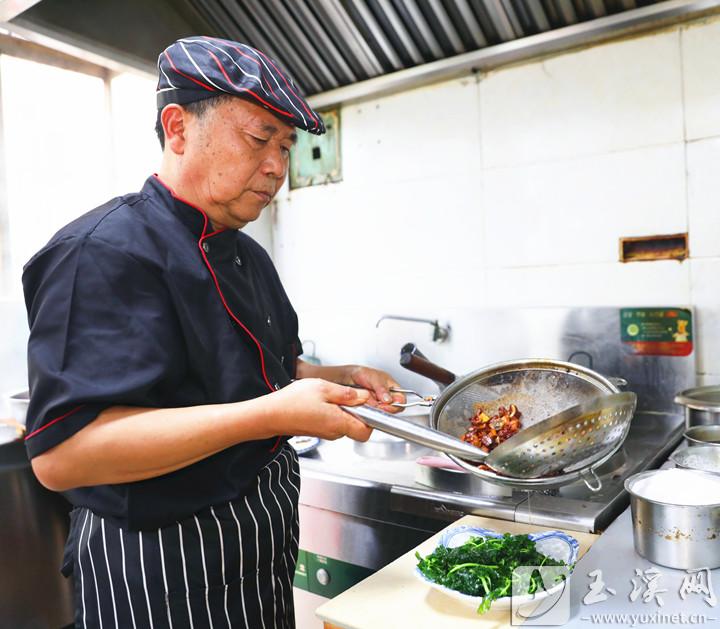 憑借多年的烹飪技藝，楊芬為食客們烹制出一道道美味。