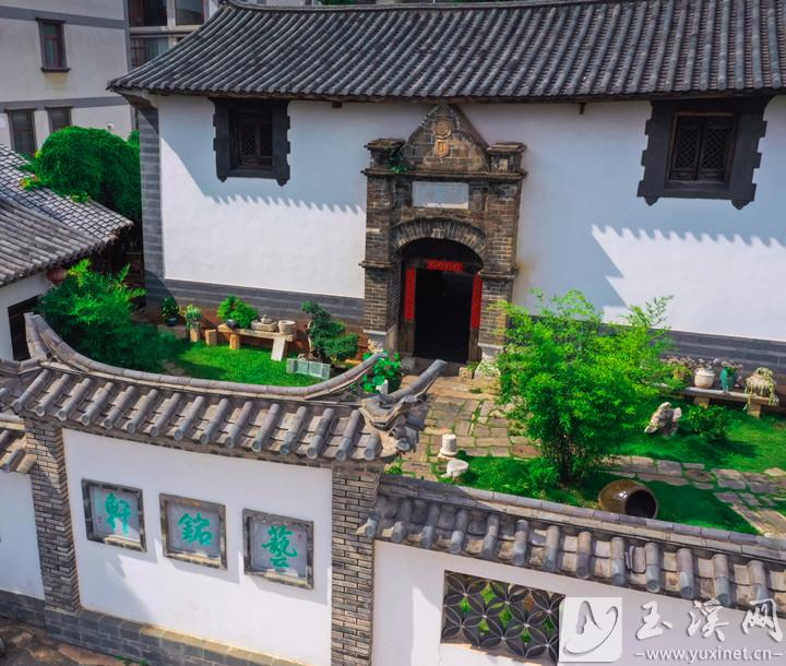 藝銘軒飯店所在地是一座有著上百年歷史的滇中傳統(tǒng)“一顆印”民居。