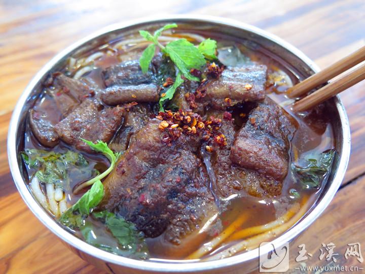 鮮香的鱔魚、清香的薄荷與香菜、細滑的米線、酥軟又不油膩的豬皮……一碗鱔魚米線，讓人食之難忘。