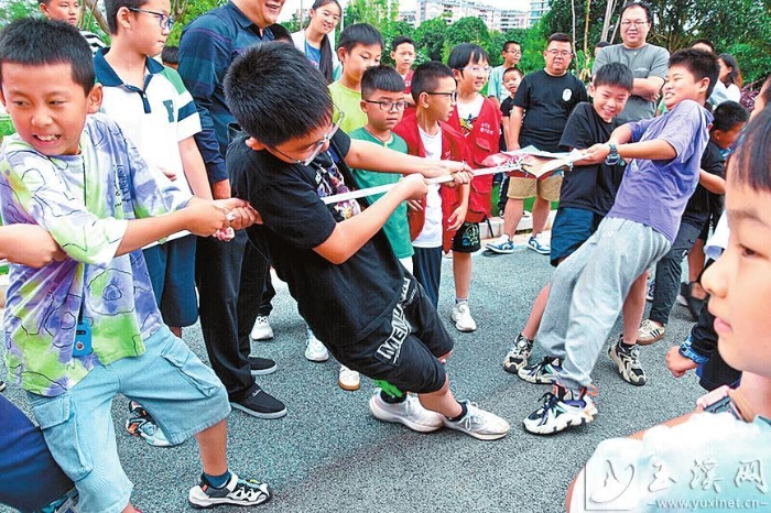通過“書籍拔河”感受摩擦力。
