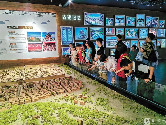參觀市規(guī)劃館。