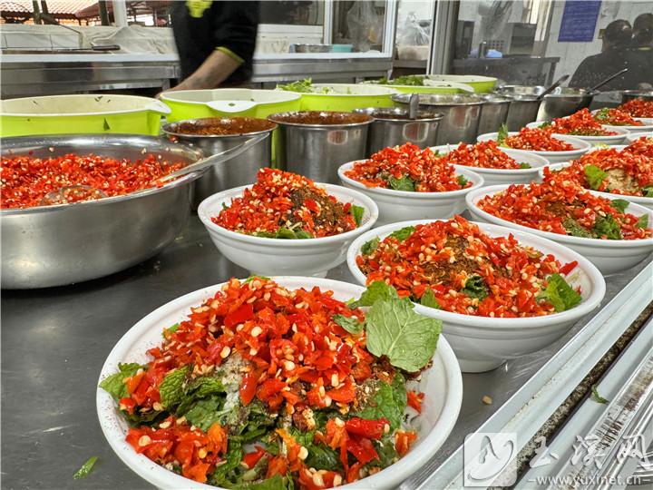深受游客喜愛的戛灑牛肉湯鍋米線。