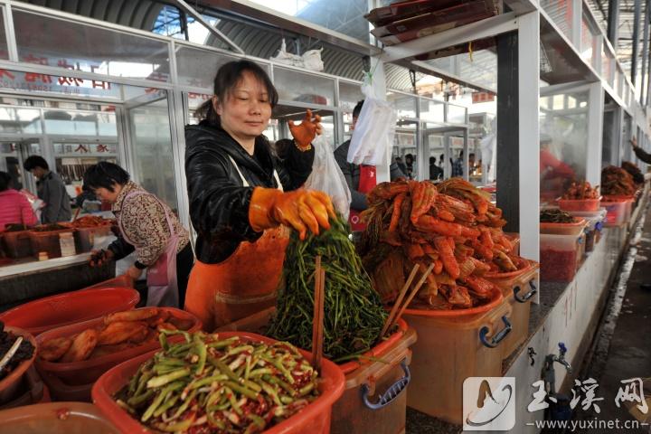 在菜市場里遠(yuǎn)遠(yuǎn)就能聞到新平腌菜酸辣爽的味道。