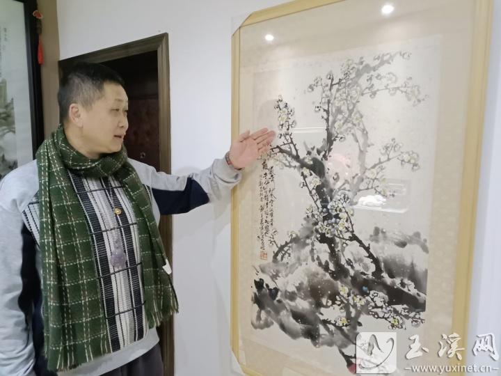 顧繼偉介紹自己的藏品。