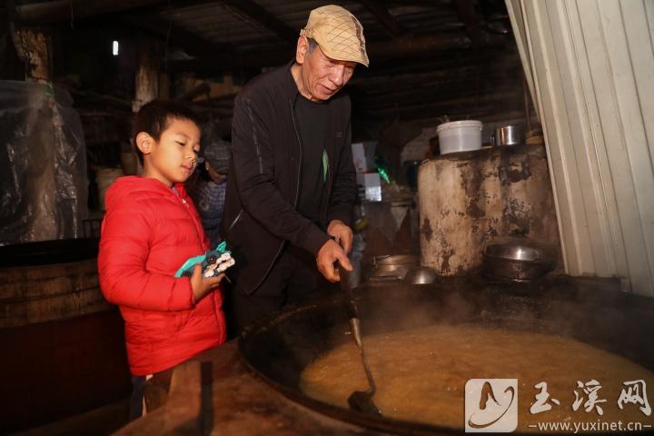 李貴和孫子分享“白糖”制作技藝和祭灶的民間傳說(shuō)。