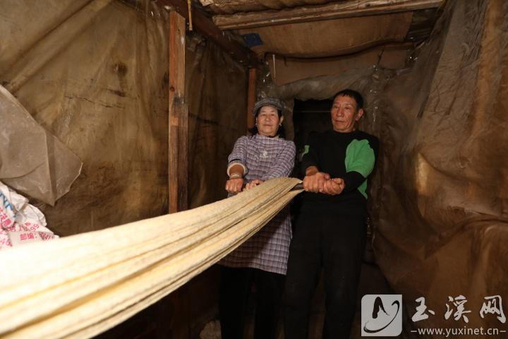 飴糖的色澤由黃變白、由軟變硬，最終變成了香甜的“白糖”。