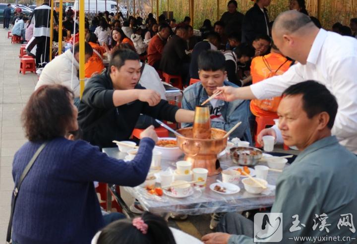 炊鍋菜走出了家庭，成為城市餐桌上的佳肴。