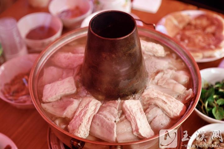 將蔬菜和肉類分層放于鍋中，再用高湯煮制，美味可口。 記者 沈陽 攝