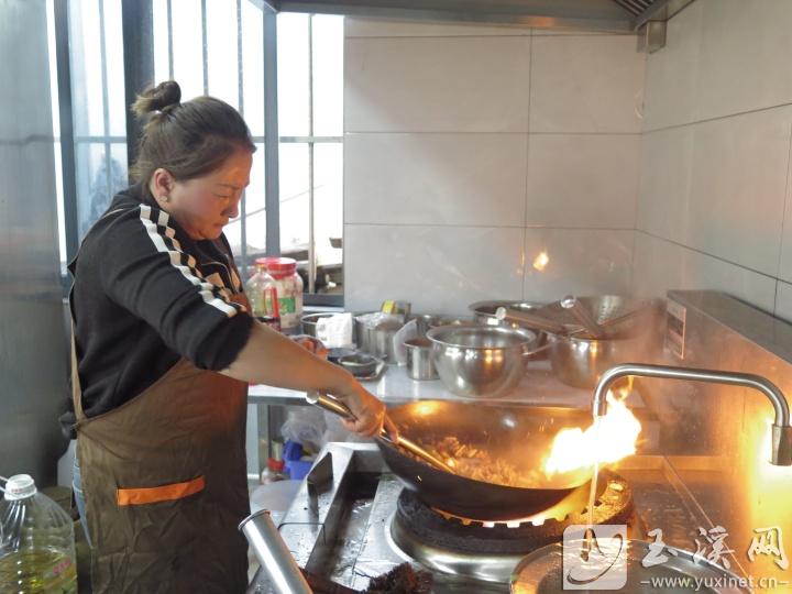 法曉芬親自掌勺。