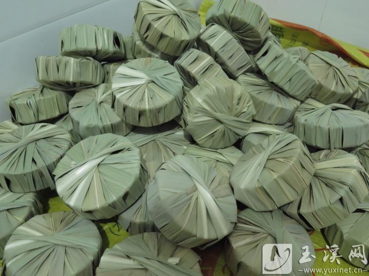 成型后，用甘蔗葉包裹的紅糖。