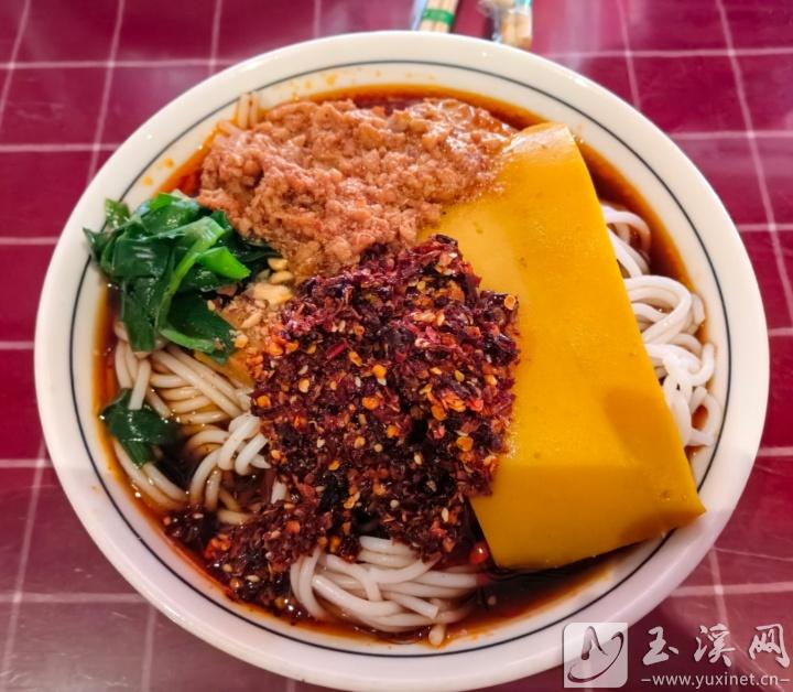 高龍?zhí)稕雒拙€店的涼米線色香味俱全。