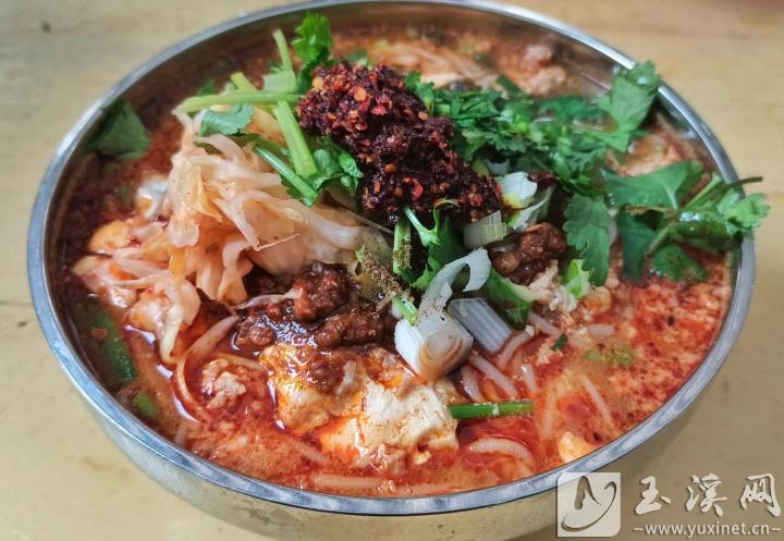 紅苑小吃的豆腐米線，加上作料更加誘人。