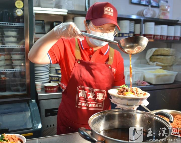 李丹為軟糯的米線澆上一勺靈魂湯汁。