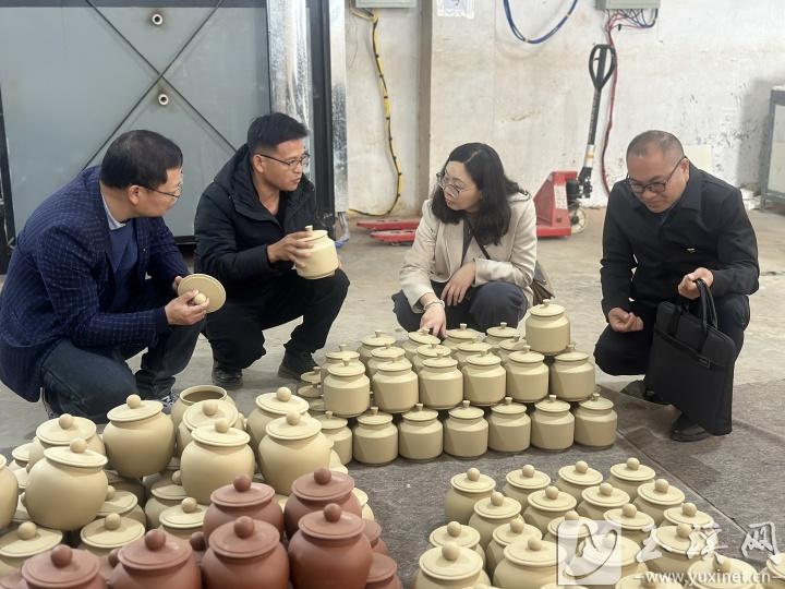 參觀紫陶生產(chǎn)實(shí)訓(xùn)基地。
