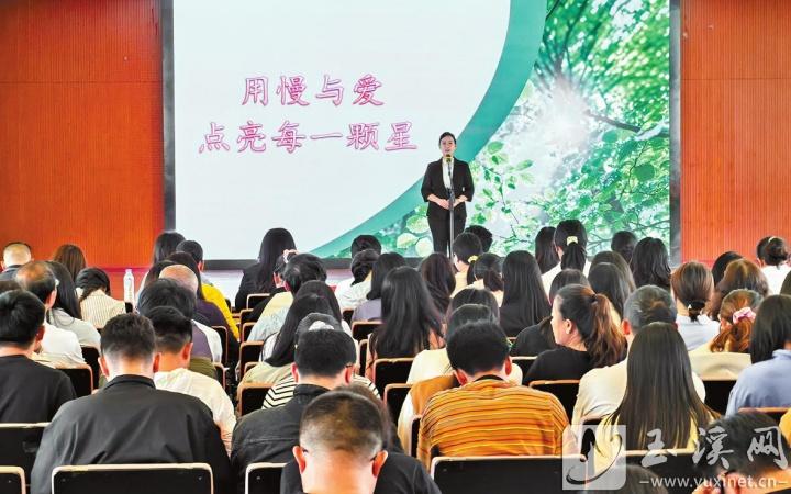 參賽選手上臺(tái)演講。