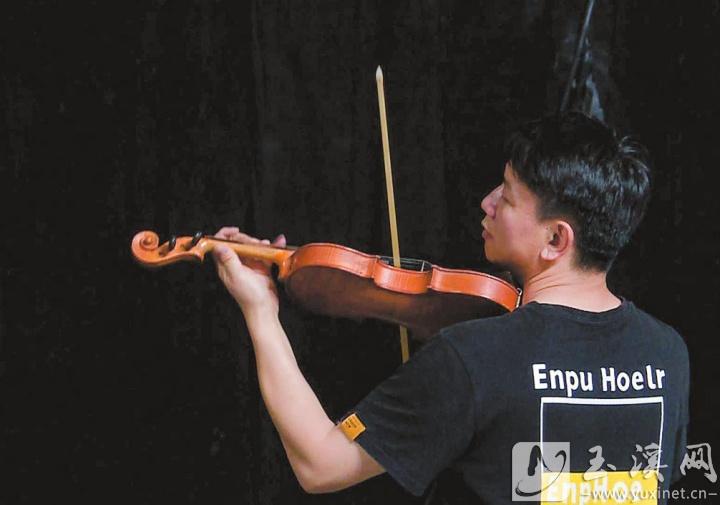 演員李彪飾演聶耳。